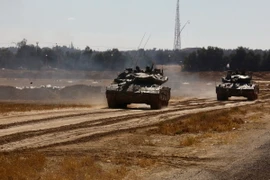 Xe tăng quân đội Israel được triển khai gần cửa khẩu Shalom Kerem, miền Nam Israel, giáp giới Dải Gaza, ngày 6/5/2024. (Ảnh: THX/TTXVN)