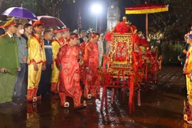 Nghi thức rước kiệu tại lễ Khai ấn đền Trần xuân Giáp Thìn 2024. (Ảnh: Công Luật/TTXVN)