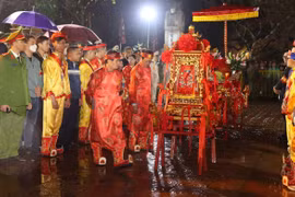 Nghi thức rước kiệu tại lễ Khai ấn đền Trần xuân Giáp Thìn 2024. (Ảnh: Công Luật/TTXVN)