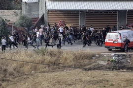 Người Palestine chạy trốn trong cuộc truy quét của binh sỹ Israel tại thành phố Jenin, Khu Bờ Tây ngày 19/6/2023. (Ảnh: AFP/TTXVN)