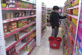 ​Người dân mua hàng tại một siêu thị ở thủ đô Vientiane, Lào. (Ảnh: Phạm Kiên/TTXVN)