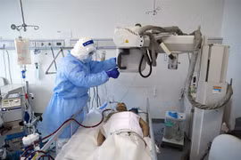 Nhân viên y tế điều trị cho bệnh nhân mắc COVID-19 tại một bệnh viện ở Vũ Hán, Trung Quốc ngày 11/4/2020. (Nguồn: THX/TTXVN) 