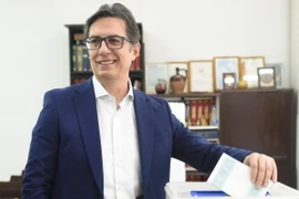 Tổng thống Cộng hòa Bắc Macedonia Stevo Pendarovski bỏ phiếu bầu Tổng thống tại điểm bầu cử ở Skopje ngày 24/4/2024. (Ảnh: AFP/TTXVN)