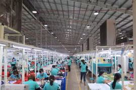 Hoạt động sản xuất tại nhà máy của công ty Trách nhiệm hữu hạn Victory International (Việt Nam) đã được hồi phục bình thường. (Ảnh: Minh Hưng/TTXVN) 