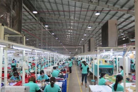 Hoạt động sản xuất tại nhà máy của công ty Trách nhiệm hữu hạn Victory International (Việt Nam) đã được hồi phục bình thường. (Ảnh: Minh Hưng/TTXVN) 