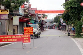 Chốt kiểm soát dịch COVID-19 ở khu vực đầu vào xã Yên Thắng, huyện Ý Yên (Nam Định). (Ảnh: Văn Đạt/TTXVN) 