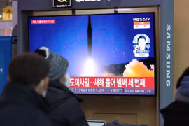 Hình ảnh phát trên truyền hình Hàn Quốc ở nhà ga Seoul ngày 14/1/2022 về vụ phóng thử tên lửa của Triều Tiên. (Ảnh: Yonhap/TTXVN) 