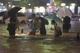 Ngập lụt do mưa lớn trên tuyến đường ở phía Nam Seoul, Hàn Quốc ngày 8/8/2022. (Ảnh: YONHAP/TTXVN) 