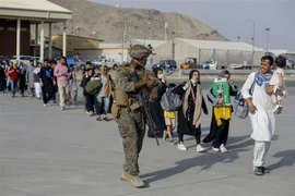 Binh sỹ Mỹ đảm bảo an ninh cho công tác sơ tán người dân tại sân bay quốc tế Hamid Karzai ở Kabul, Afghanistan ngày 18/8/2021. (Ảnh: AFP/TTXVN) 
