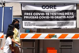 Một điểm xét nghiệm COVID-19 tại Los Angeles, bang California, Mỹ. (Ảnh: AFP/TTXVN) 
