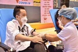 Ca sỹ Tùng Dương tham gia hiến máu tại chương trình Giọt máu nghĩa tình vì miền Nam ruột thịt. (Ảnh: Hoàng Ngà/TTXVN) 