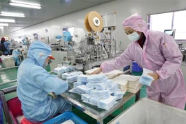 Công nhân nỗ lực may khẩu trang y tế tại một nhà máy ở Vũ Hán, Trung Quốc. (Nguồn: THX/TTXVN) 