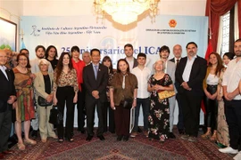 Đại sứ Dương Quốc Thanh và các thành viên Viện Văn hóa Argentina-Việt Nam tại lễ kỷ niệm. (Ảnh: Hoài Nam/TTXVN) 