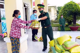 Đại tá Nguyễn Trìu Mến, Chính ủy Bội đội Biên phòng Sóc Trăng tặng quà cho người nghèo. (Ảnh: TTXVN/phát) 