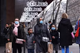 Người dân đeo khẩu trang phòng dịch COVID-19 tại Paris, Pháp. (Ảnh: THX/TTXVN) 