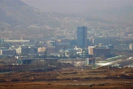 ​Khu công nghiệp chung Kaesong ở Triều Tiên được nhìn từ đài quan sát tại khu phi quân sự chia cắt hai miền Triều Tiên ở Paju. (Ảnh: AFP/TTXVN)