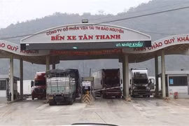 Hàng hóa nông sản xuất nhập nhập khẩu ra vào bãi xe cửa khẩu Tân Thanh, Lạng Sơn. (Ảnh: Quang Duy/TTXVN)