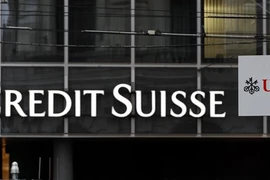 Biểu tượng ngân hàng Credit Suisse (trái) và UBS tại Basel, Thụy Sĩ. (Ảnh: AFP/TTXVN)