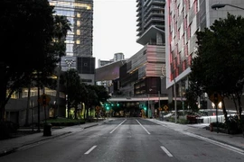 Đường phố Miami, bang Florida (Mỹ) vắng lặng khi lệnh giới nghiêm được bang bố toàn bang do ảnh hưởng của dịch COVID-19, ngày 27/3/2020. (Nguồn: AFP/TTXVN) 