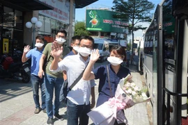 Đoàn y, bác sỹ Nghệ An chào tạm biệt thành phố Đà Nẵng. (Ảnh: Văn Dũng/TTXVN) 