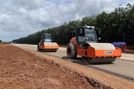 Máy móc lu đường sau khi cấp phối đá dăm trên cao tốc Phan Thiết-Dầu Giây. (Ảnh: Công Phong/TTXVN) 