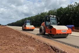 Máy móc lu đường sau khi cấp phối đá dăm trên cao tốc Phan Thiết-Dầu Giây. (Ảnh: Công Phong/TTXVN) 