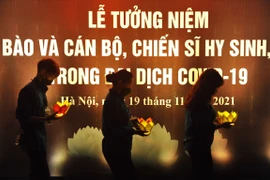 [Photo] Thắp nến tưởng niệm nạn nhân tử vong trong đại dịch COVID-19