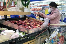 Hoa quả dồi dào tại kênh bán lẻ Thành phố Hồ Chí Minh. (Ảnh: Mỹ Phương/TTXVN) 