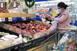 Hoa quả dồi dào tại kênh bán lẻ Thành phố Hồ Chí Minh. (Ảnh: Mỹ Phương/TTXVN) 