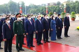 [Photo] Đại biểu Quốc hội khóa XV vào Lăng viếng Chủ tịch Hồ Chí Minh