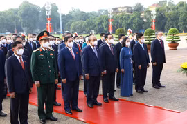 [Photo] Đại biểu Quốc hội khóa XV vào Lăng viếng Chủ tịch Hồ Chí Minh