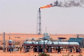 Một nhà máy lọc dầu ở UAE. (Ảnh: EPA/TTXVN)