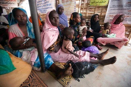 Trẻ em suy dinh dưỡng chờ được khám chữa bệnh tại một phòng khám ở trại tị nạn Zam Zam thuộc Bắc Darfur, Sudan. (Nguồn: AFP/TTXVN) 