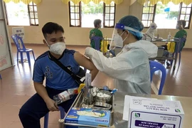 Tiêm vaccine phòng COVID-19 cho người dân Bà Rịa-Vũng Tàu. (Ảnh: TTXVN phát) 