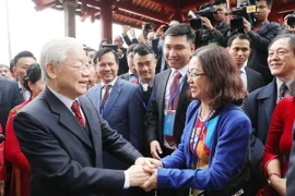 Tổng Bí thư, Chủ tịch nước Nguyễn Phú Trọng với các kiều bào về quê đón Tết và dự chương trình Xuân Quê hương 2019. (Ảnh: Trí Dũng/TTXVN)