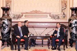 Ông Phan Văn Mãi (phải), Chủ tịch Ủy ban Nhân dân Thành phố Hồ Chí Minh tiếp ông Rene Antonio Mesa Villafana (trái), Bộ trưởng Bộ Xây dựng Cộng hòa Cuba. (Ảnh: Xuân Khu/TTXVN)
