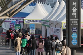 Người dân xếp hàng chờ xét nghiệm COVID-19 tại Seoul, Hàn Quốc, ngày 4/4/2022. (Ảnh: Yonhap/TTXVN) 