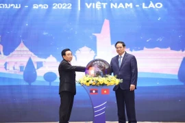 Thủ tướng Phạm Minh Chính và Thủ tướng Lào Phankham Viphavanh thực hiện nghi lễ phát động Năm Đoàn kết Hữu nghị Việt Nam-Lào, Lào-Việt Nam 2022. (Ảnh: Dương Giang/TTXVN) 