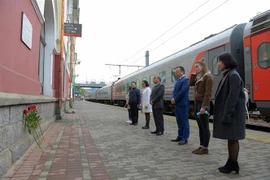 Tổng lãnh sự Nguyễn Hoàng Việt và đoàn đặt hoa tại nơi gắn Bia đá kỷ niệm ba lần Chủ tịch Hồ Chí Minh đến Vladivostok. (Ảnh: Nguyễn Anh Nam/TTXVN) 