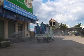 Xe cải tiến phun thuốc tiêu độc khử trùng tại thị trấn Nam Phước, huyện Duy Xuyên. (Ảnh: Đoàn Hữu Trung/TTXVN) 