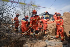 Nhân viên cứu hộ làm nhiệm vụ tại hiện trường động đất ở thành phố Hải Đông, tỉnh Thanh Hải, Trung Quốc ngày 19/12/2023. (Ảnh: THX/TTXVN)