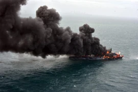 Khói bốc lên sau vụ cháy lớn trên tàu chở hàng X-Press Pearl ngoài khơi Sri Lanka, ngày 25/5/2021. (Nguồn: THX/TTXVN) 