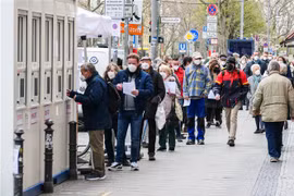 Người dân xếp hàng tại một điểm xét nghiệm COVID-19 ở Berlin, Đức, ngày 12/4/2021. (Nguồn: THX/TTXVN) 