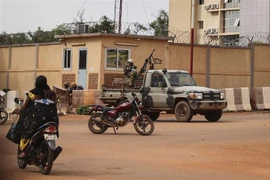 Binh sỹ Burkina Faso được triển khai trên đường phố thủ đô Ouagadougou khi lệnh giới nghiêm được ban bố, ngày 30/9/2022. (Ảnh: AFP/TTXVN) 