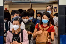 Người dân đeo khẩu trang phòng tránh lây nhiễm virus corona tại Bangkok, Thai Lan, ngày 27/1/2020. (Nguồn: AFP/TTXVN) 