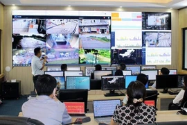 Trung tâm Chỉ huy phòng, chống dịch COVID-19 Móng Cái sử dụng nền tàng công nghệ thông tin để vận hành. (Ảnh: TTXVN phát) 
