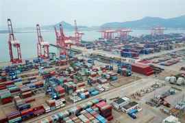 Hàng hóa xếp tại Liên Vân Cảng, tỉnh Giang Tô, Trung Quốc. (Nguồn: AFP/TTXVN) 
