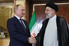 Tổng thống Iran Ebrahim Raisi (phải) và Tổng thống Nga Vladimir Putin tại cuộc gặp ở Tehran ngày 19/7/2022. (Ảnh: AFP/TTXVN)
