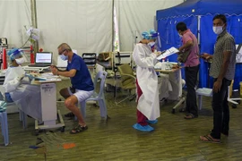 Nhân viên y tế lấy mẫu xét nghiệm COVID-19 tại Subang Jaya, ngoại ô Kuala Lumpur, Malaysia. (Nguồn: AFP/TTXVN) 
