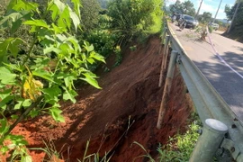 Chiều dài đoạn taluy bị sạt lở khoảng 18m, chiều sâu so với mặt đường từ 7-10m đã tạo hàm ếch ăn sâu vào mặt đường khoảng 0,5m. (Ảnh: TTXVN phát)